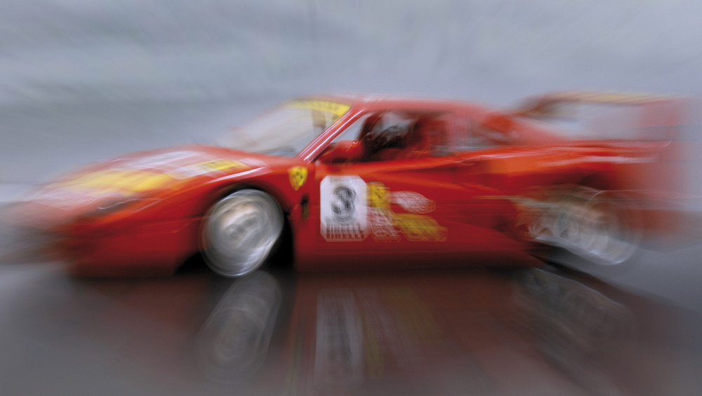 Ferrari F40 auf nasser Strecke