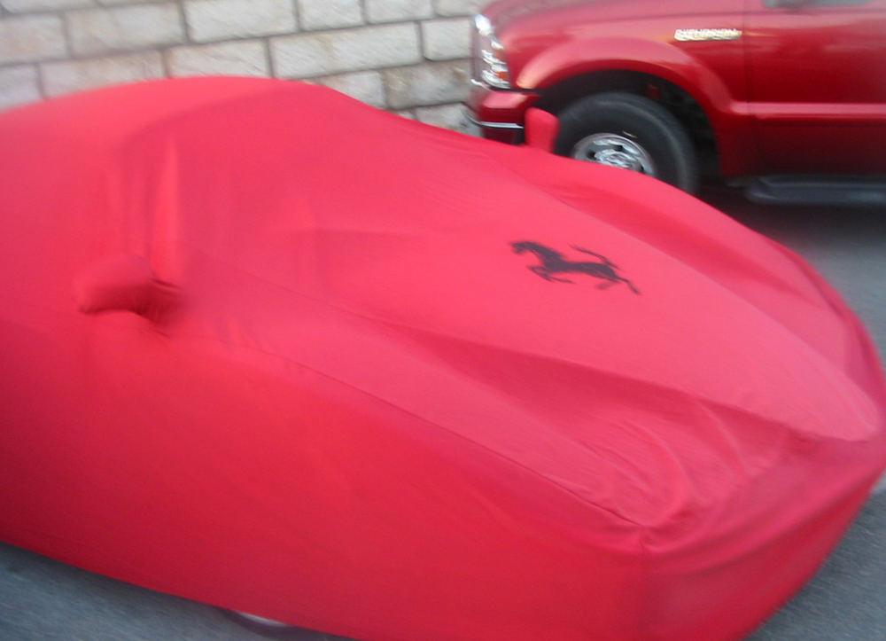 Ferrari mit Abdeckung