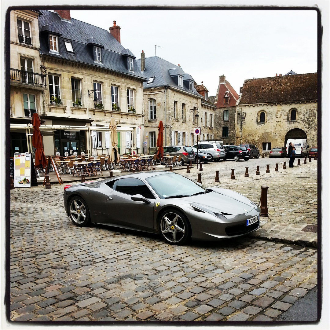 Ferrari sur le Parvis