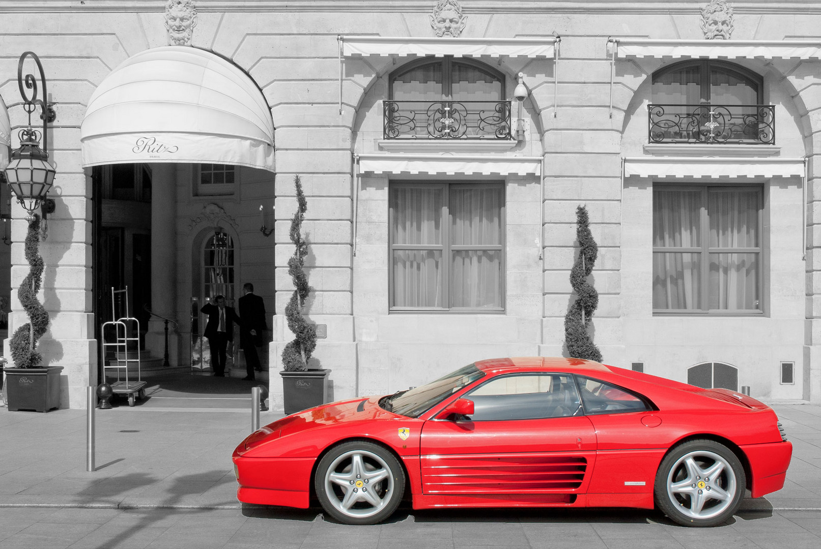 Ferrari vor dem Ritz in Paris