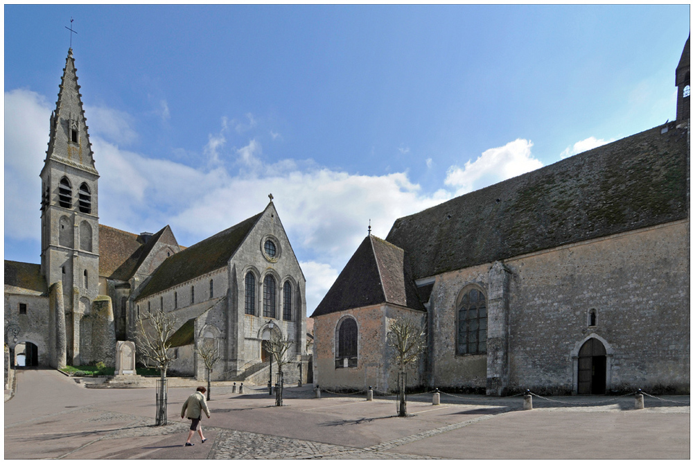 Ferrières-en-Gâtinais : place des Eglises