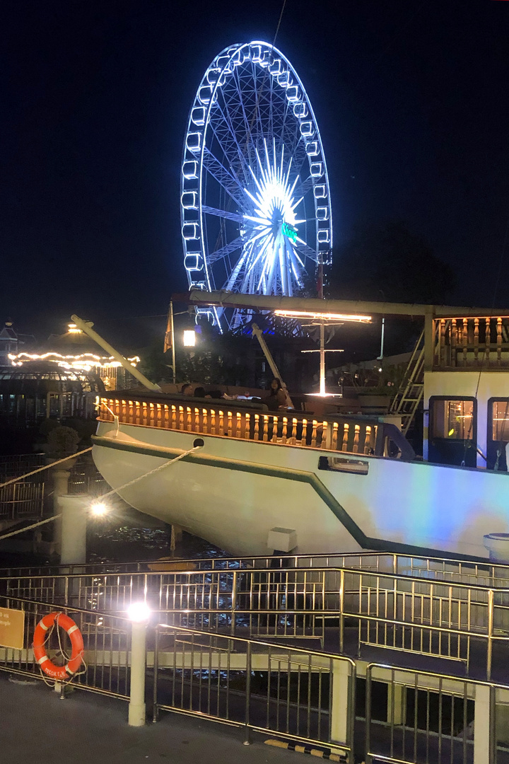 Ferris wheel in Asiatique park