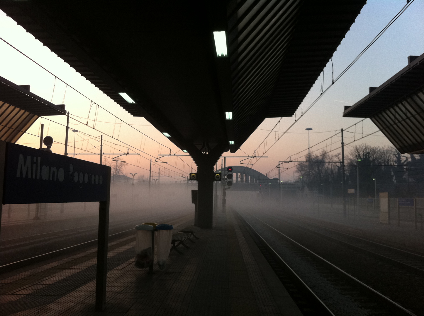 Ferrovia all'alba verso una giornata di lavoro