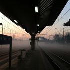 Ferrovia all'alba verso una giornata di lavoro