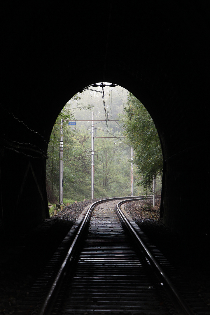 Ferrovia Porrettana, Galleria di Cicerbaia di metri 184,56 con il tipico arco ogivale a tre centri.