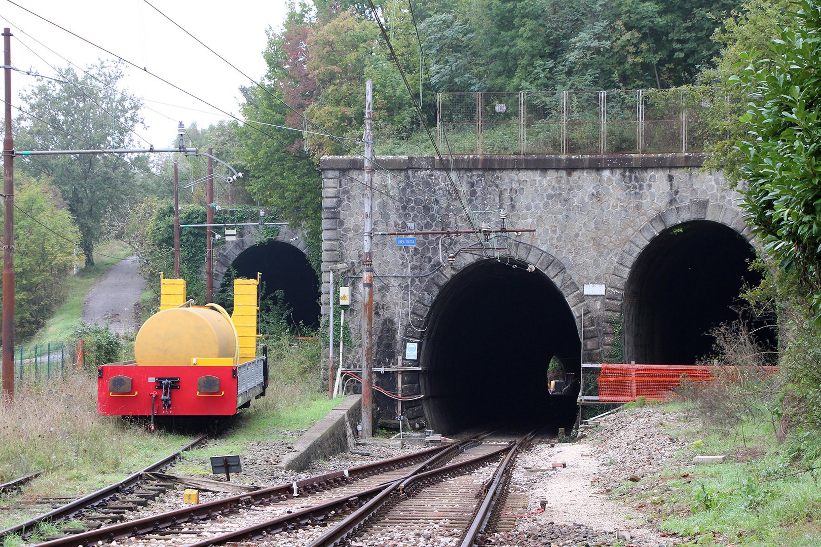 Ferrovia Porrettana. Stazione di Corbezzi, l'unica al mondo ad avere portali di gallerie.