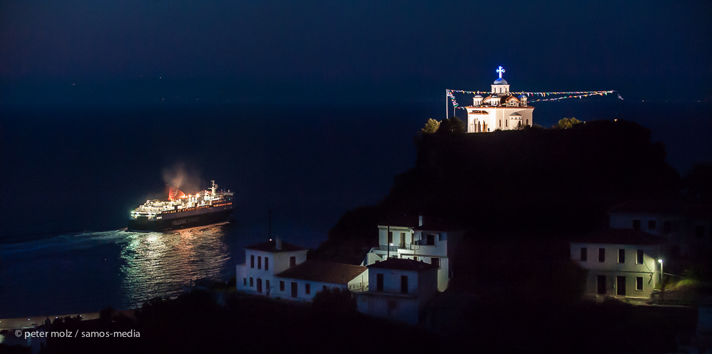 Ferry leaves harbour of Karlovasi - Samos