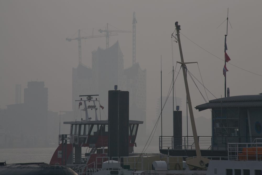 Fertigstellung der Elbphilharmonie - im Nebel