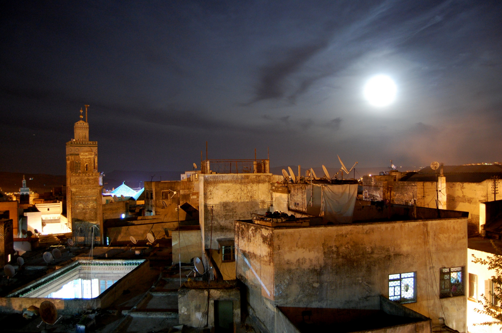 Fès at night