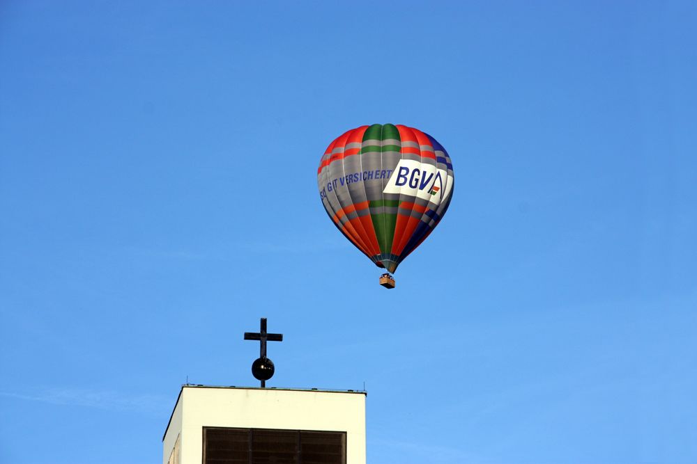 Fesselballon über der Lukaskirche