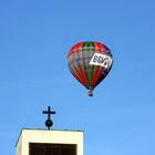 Fesselballon über der Lukaskirche