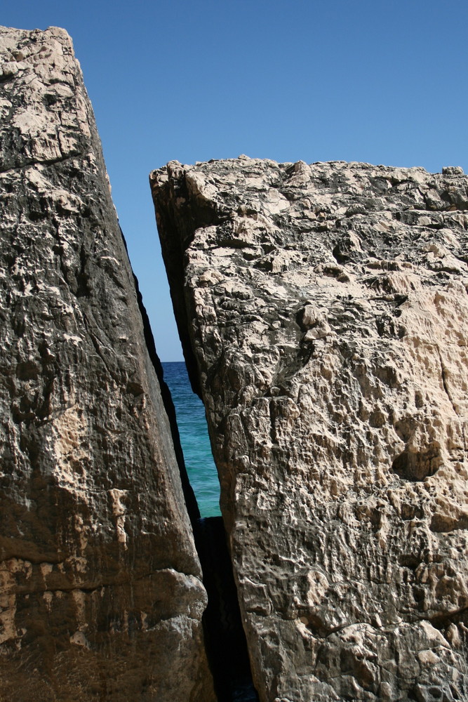 Fessura tra le rocce