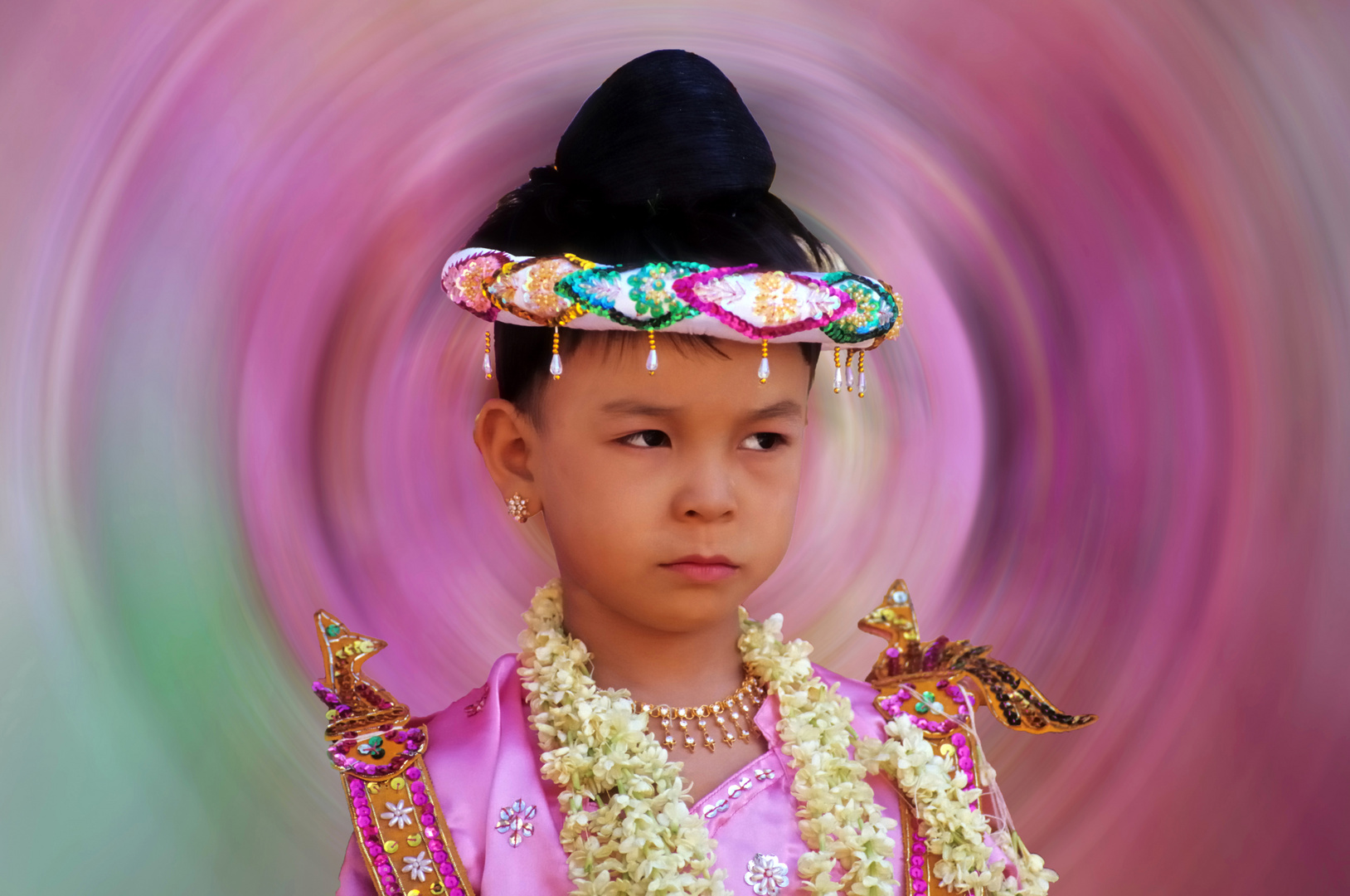 Festbesucherin in der Shwedagon-Pagode, Yangon