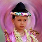 Festbesucherin in der Shwedagon-Pagode, Yangon