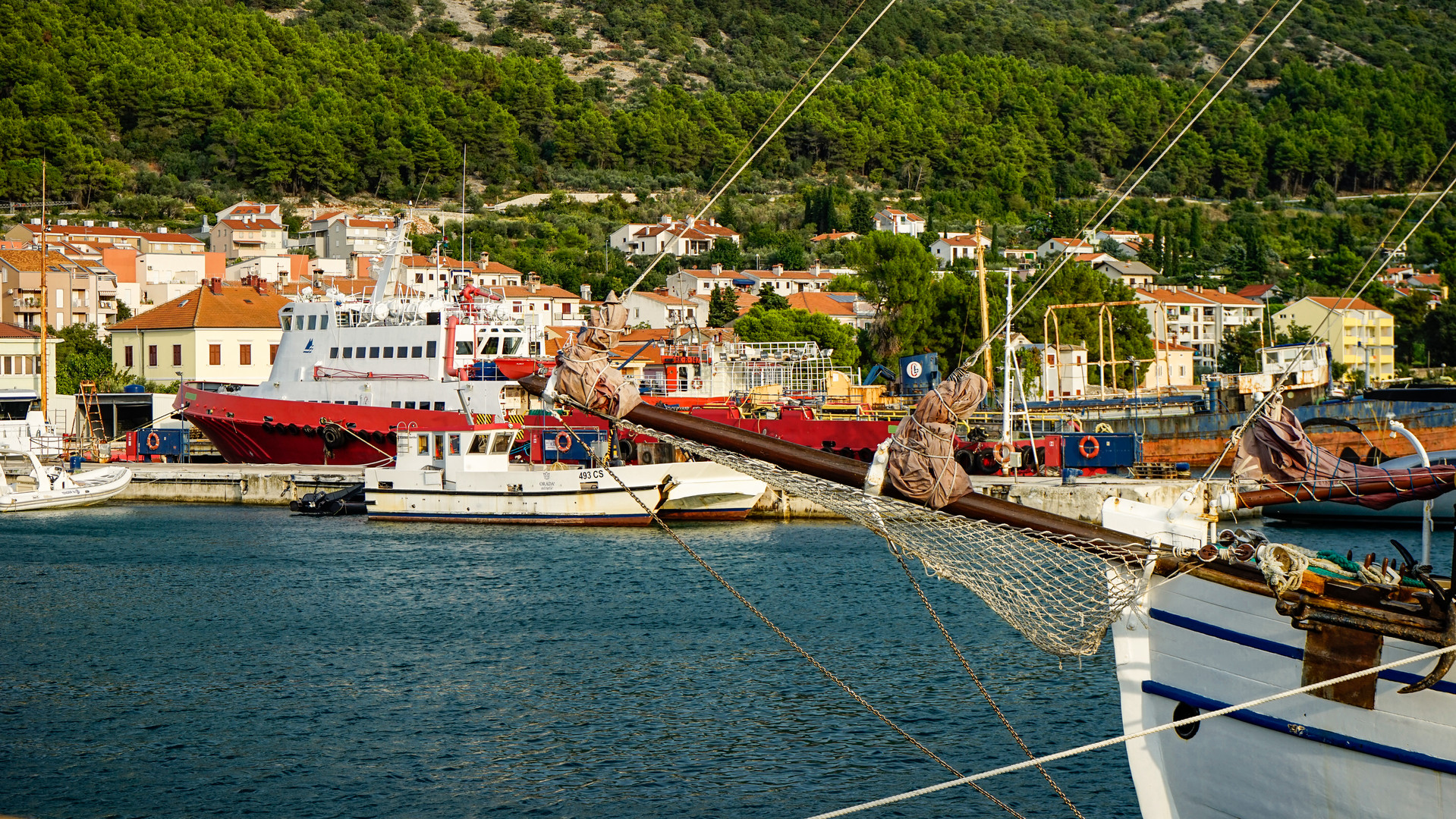 Festgemacht im Hafen der Stadt Cres