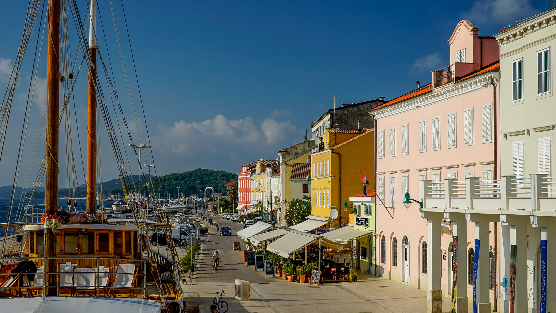 Festgemacht im Hafen der Stadt Mali Losinj