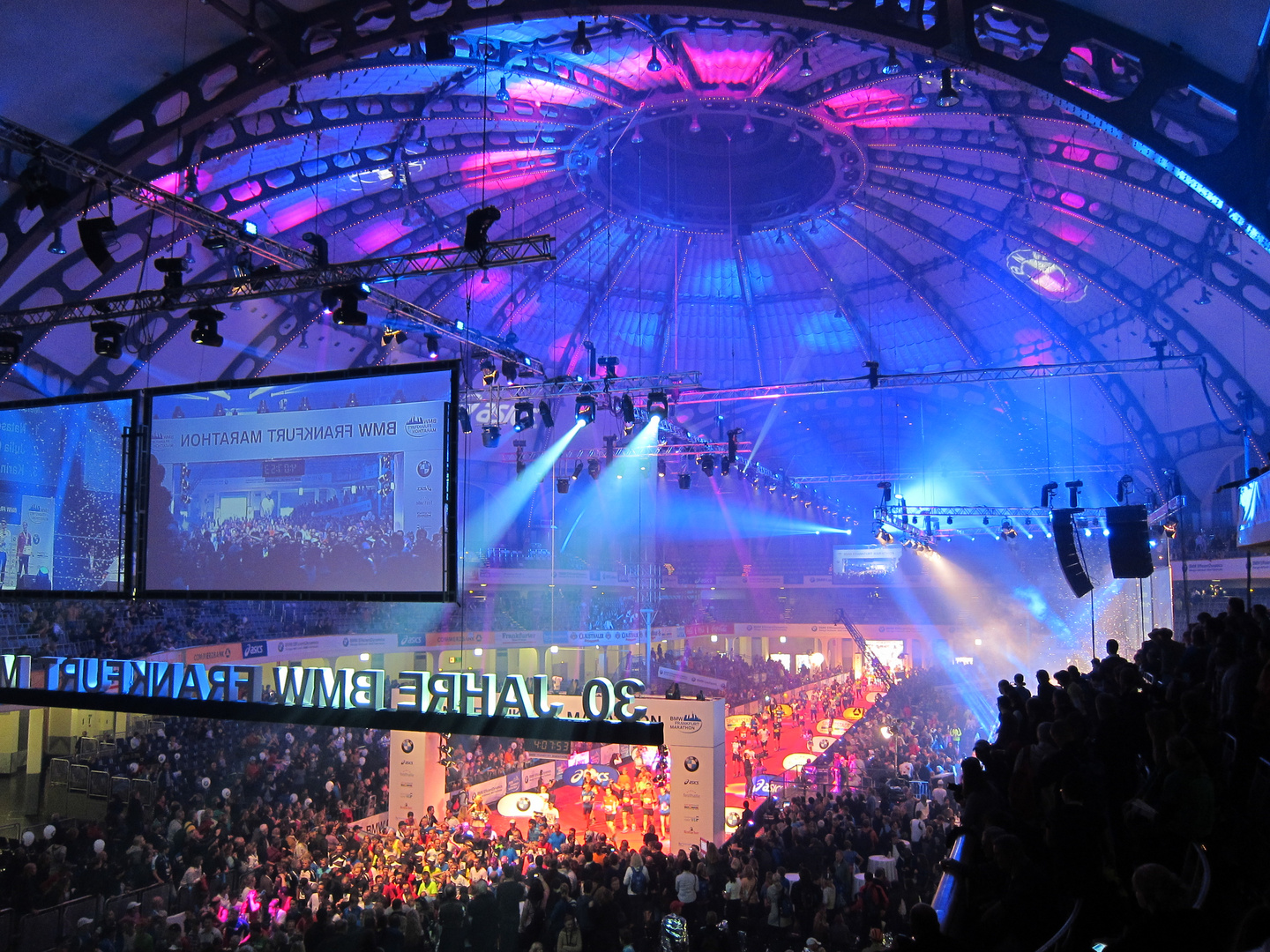 Festhalle beim Frankfurt-Marathon am 31.10.2011