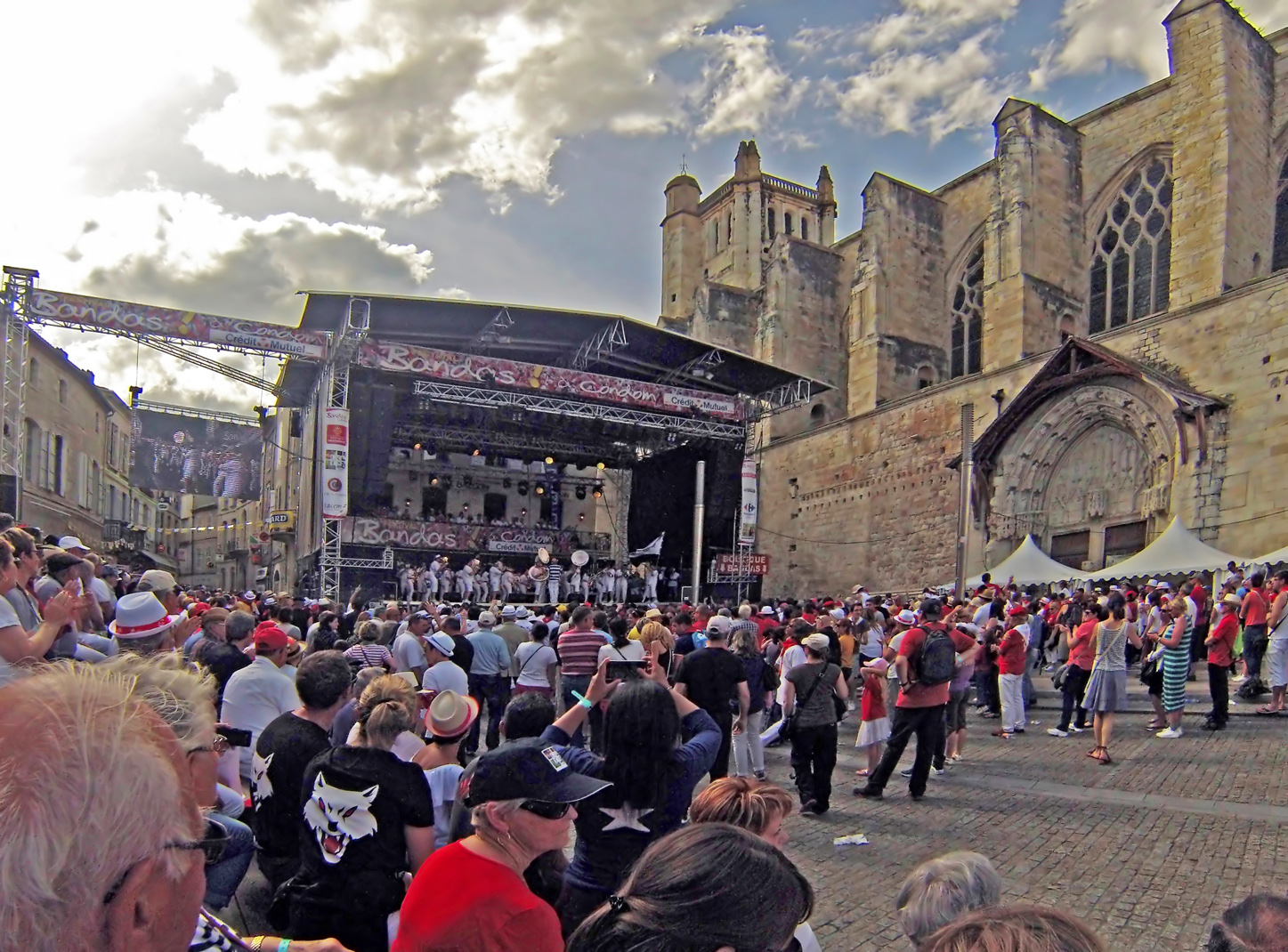 Festival de Bandas et Peñas  --  Place Saint-Pierre à Condom, Podium principal