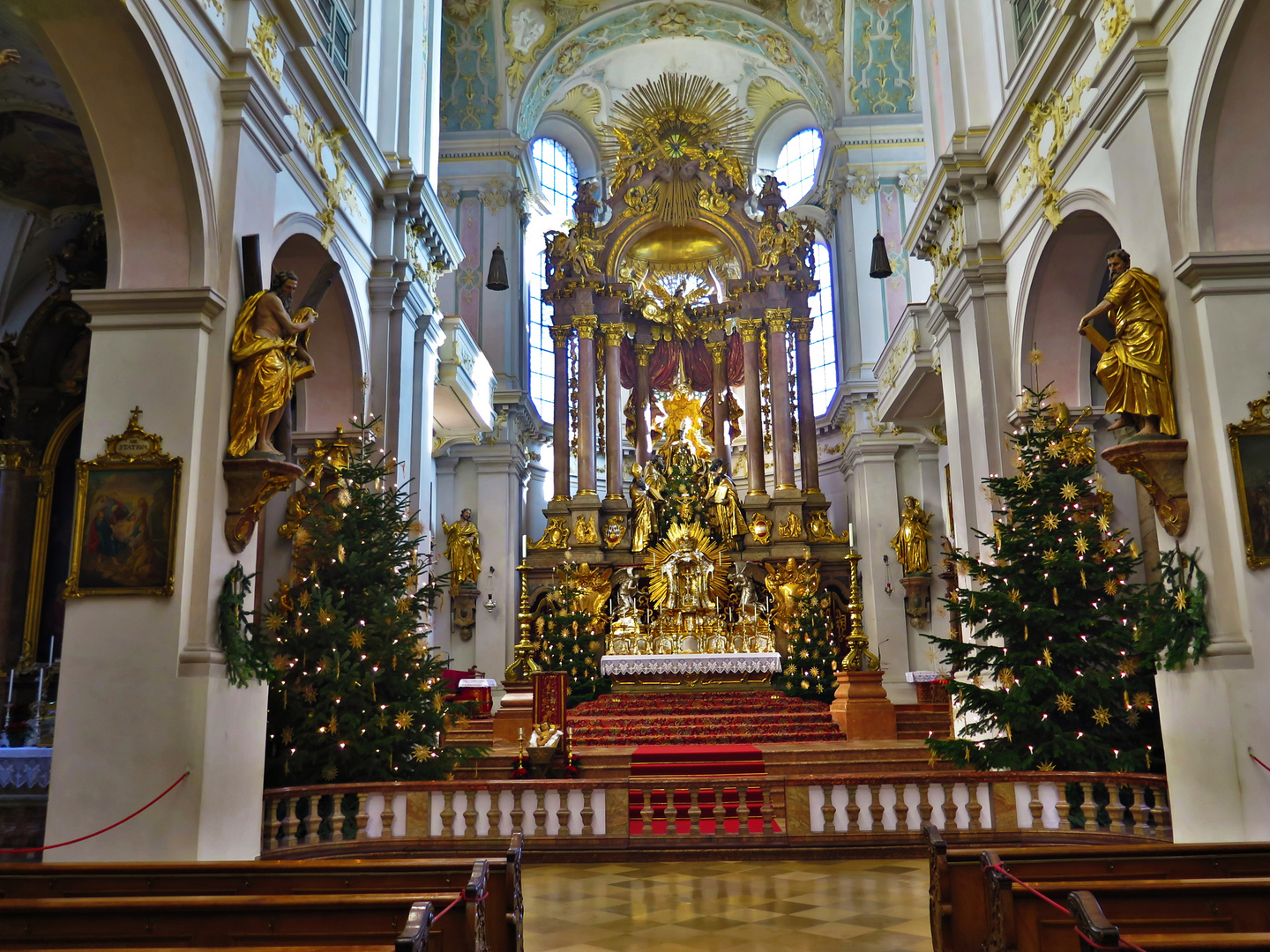 Festlich geschmückter Altar der St. Peterskirche in München Dez. 2015