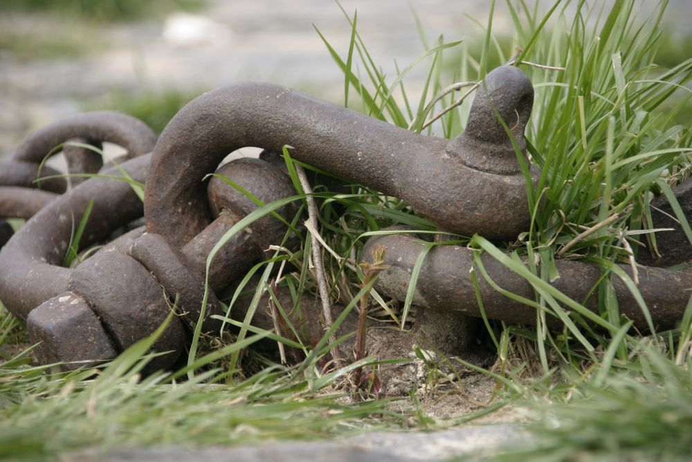 Festmachen, verrosten und Gras drüber wachsen lassen...