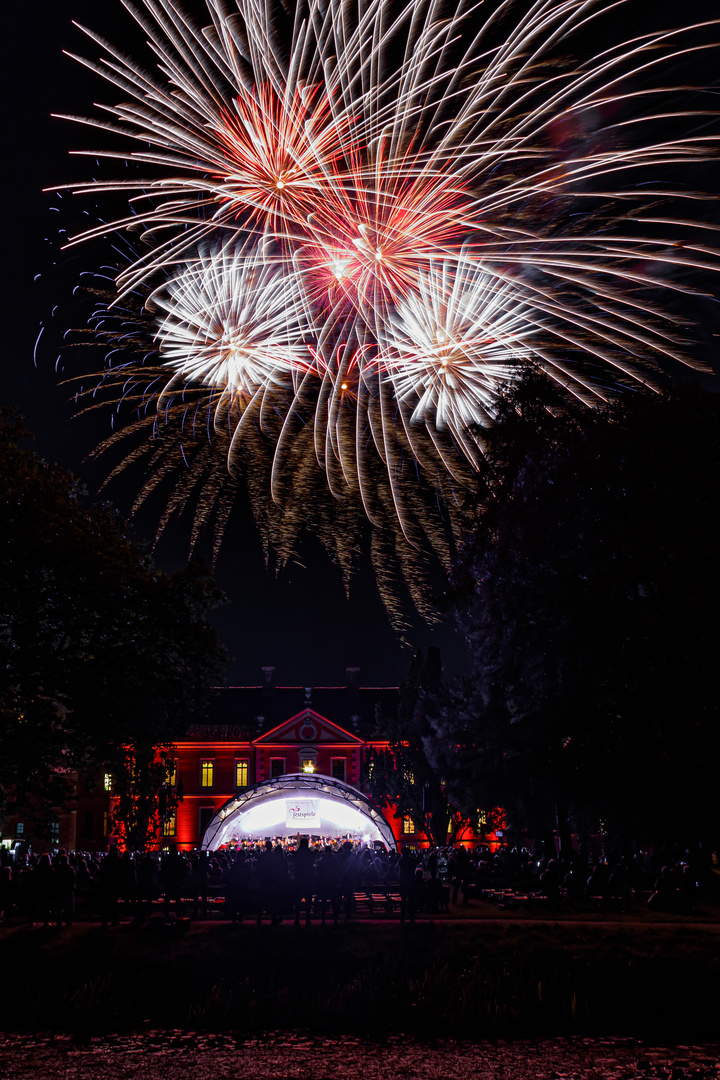 Festspiele im MV: Konzert und Feuerwerk im Park vom Schloss Bothmer