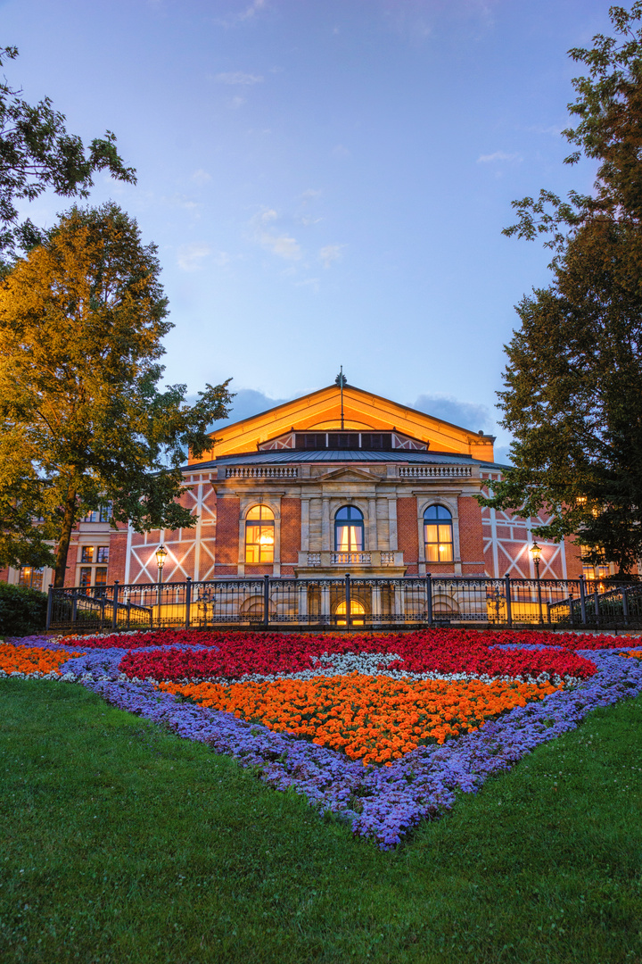 Festspielhaus und Blumen 