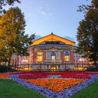 Festspielhaus und Blumen 