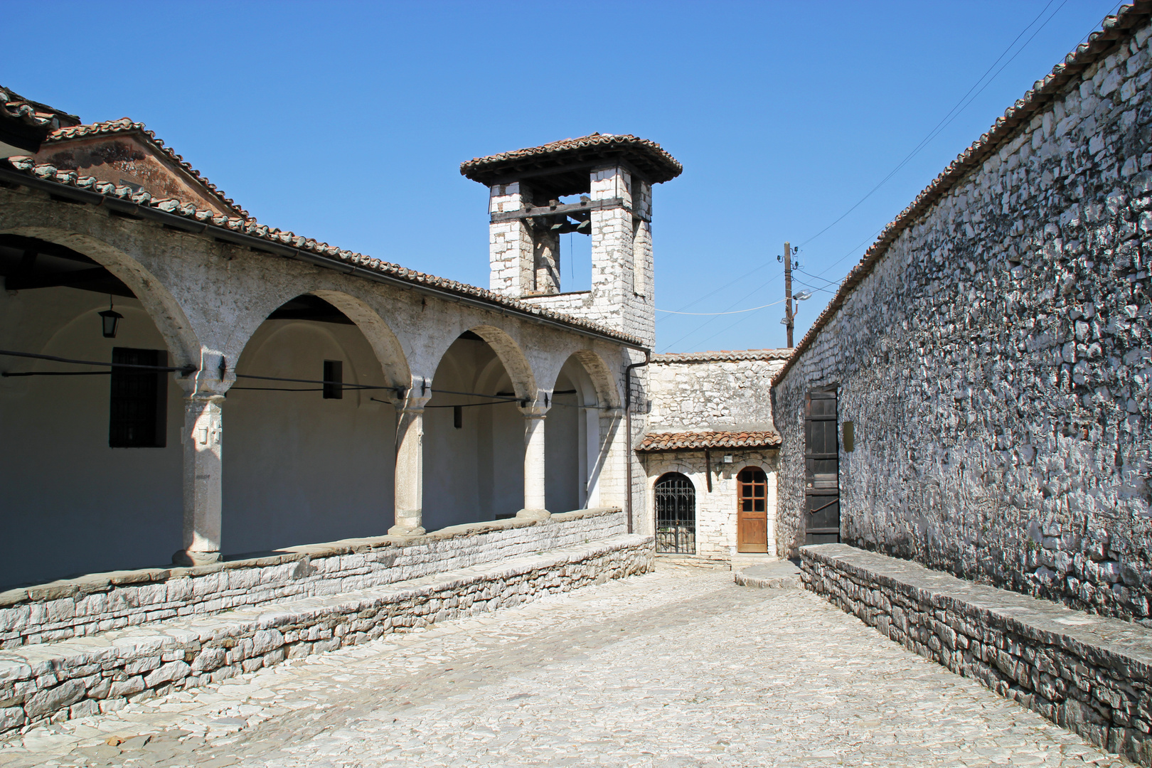 Festung Berat in Albanien: Im Hof der Kathedrale der Heiligen Maria