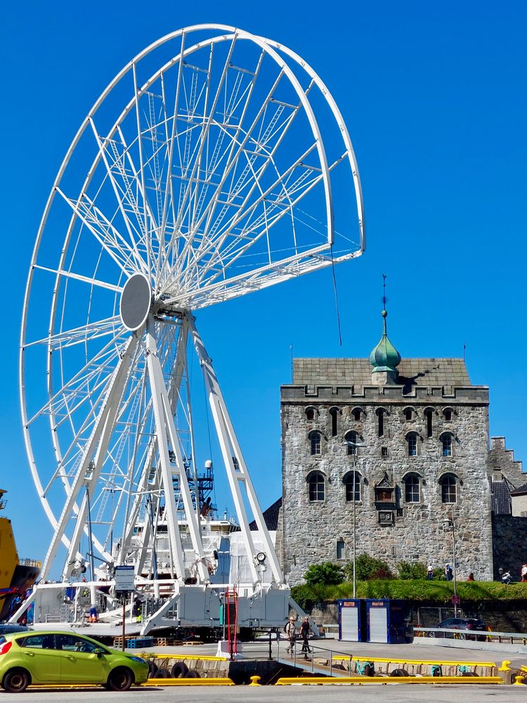 Festung Bergen mit dem Riesenrad