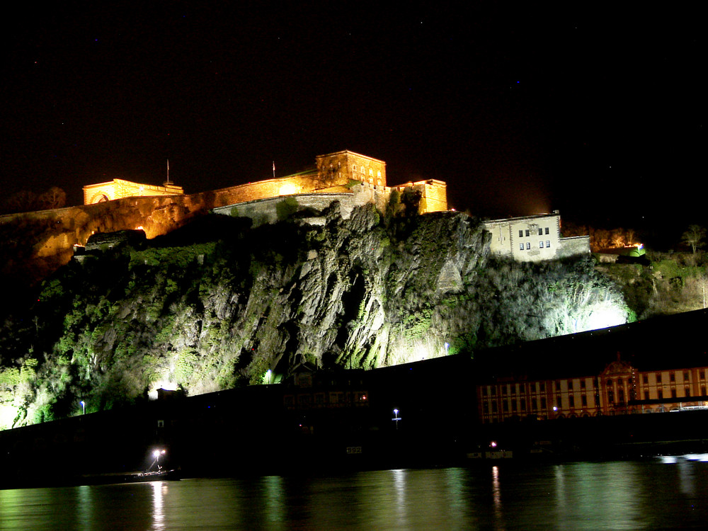 ...Festung Ehrenbreitstein bei Nacht...