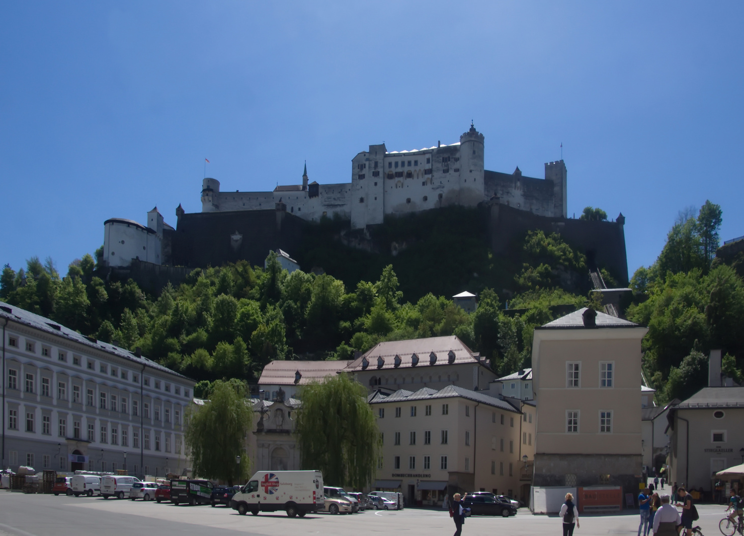 Festung Hohensalzburg vom  Kapitelplatz in Salzburg aus gesehen