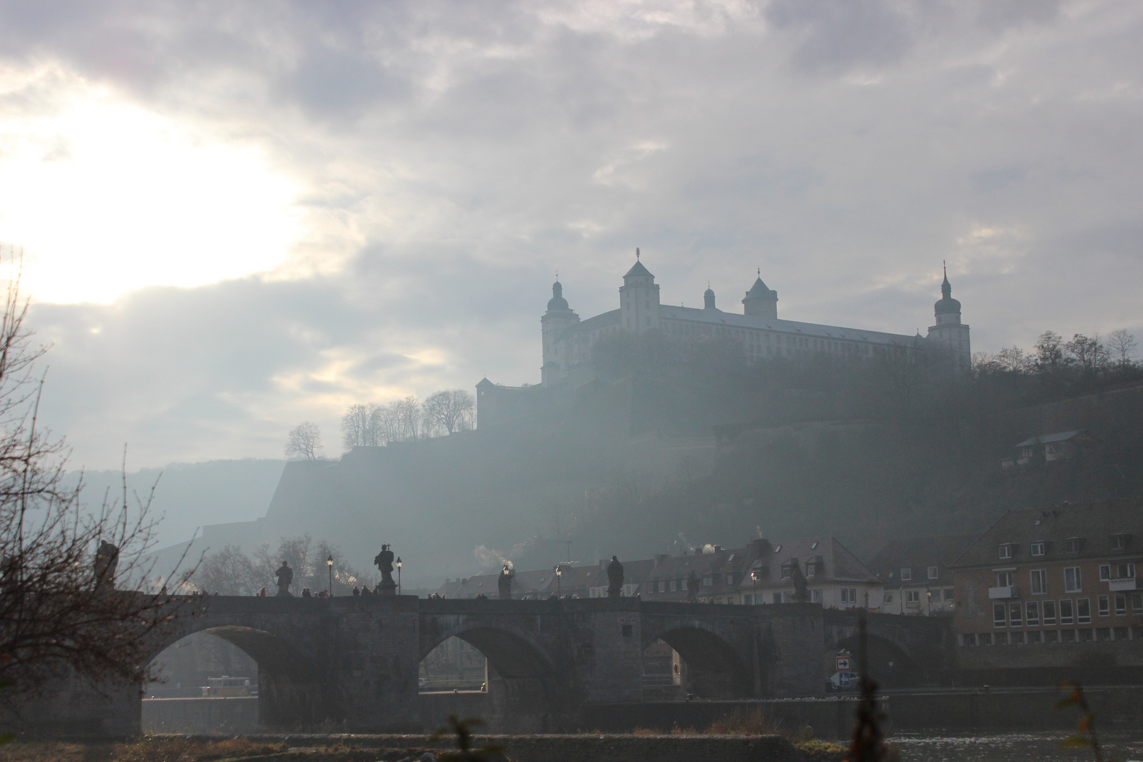 Festung im Dunst des Winternebels