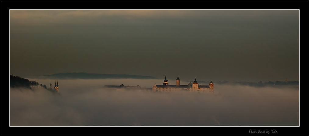 Festung im Nebelmeer