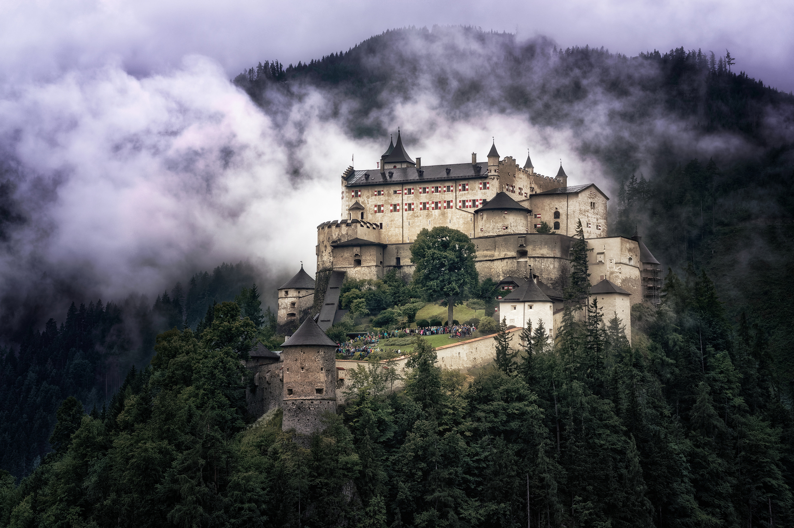 Festung in den Wolken