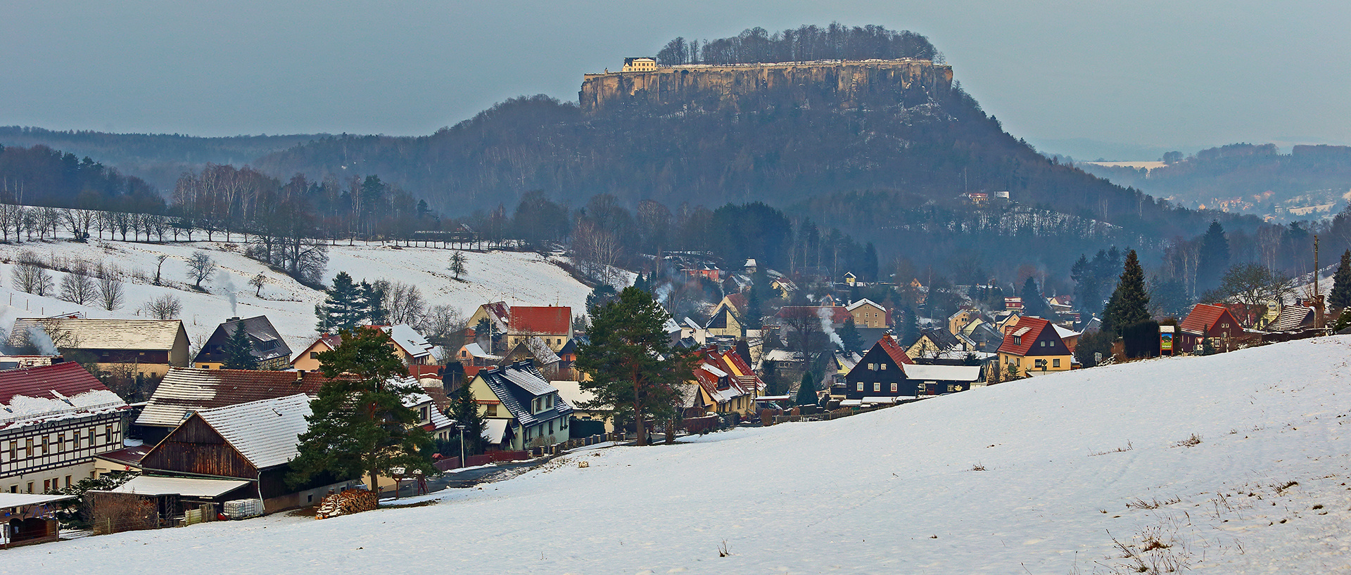 Festung Königstein und Pfaffendorf als am 11. Dezember 2021 kurz Schnee lag