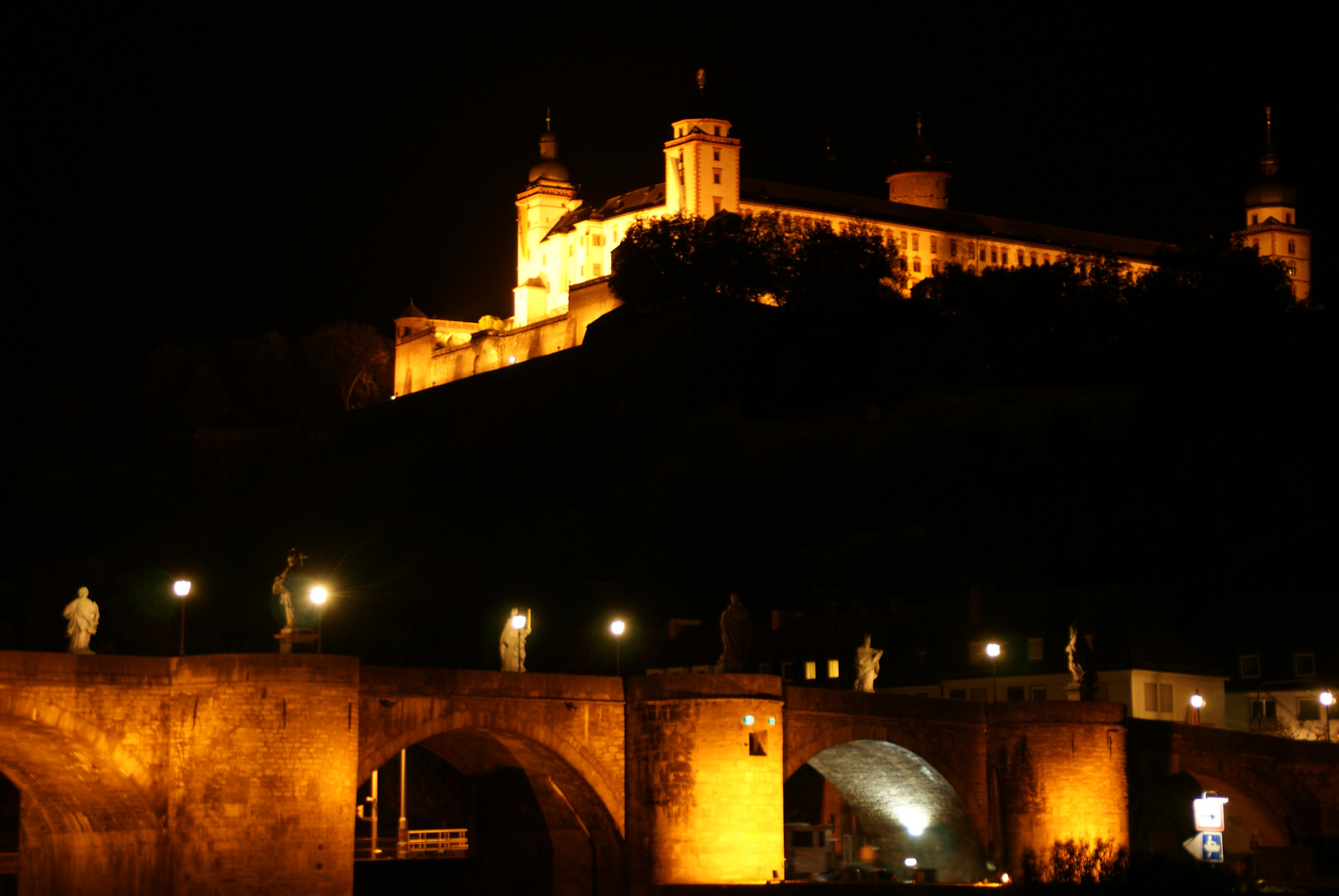 Festung Marienberg bei Nacht