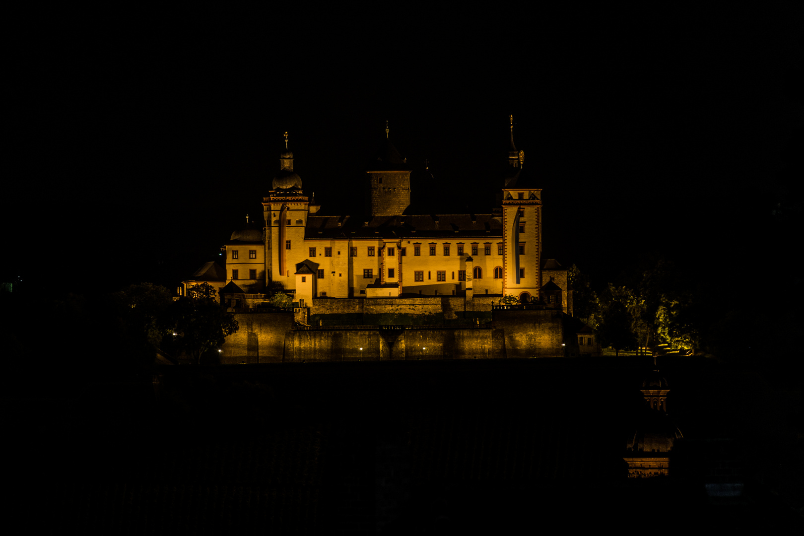 Festung Marienberg in Wuerzburg bei Nacht