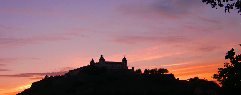 Festung Marienberg in Würzburg nach dem Sonnenuntergang