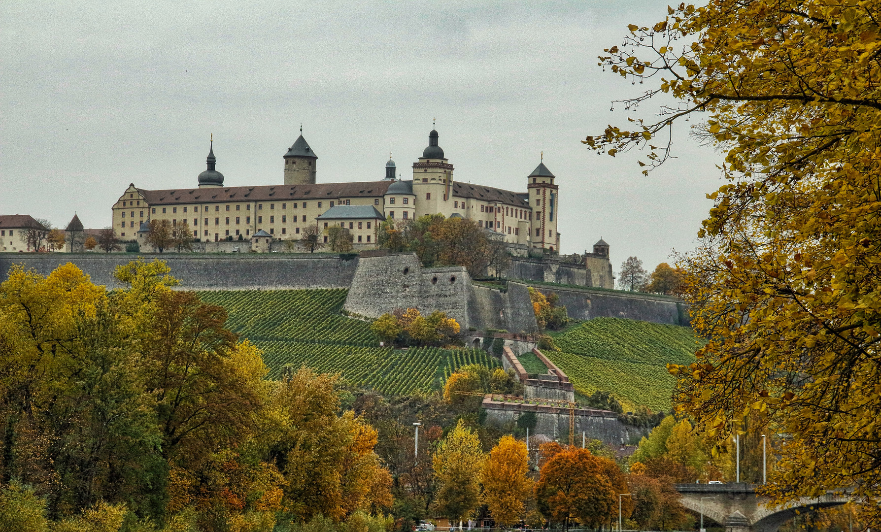 Festung Marienberg von Würzburg im Herbst