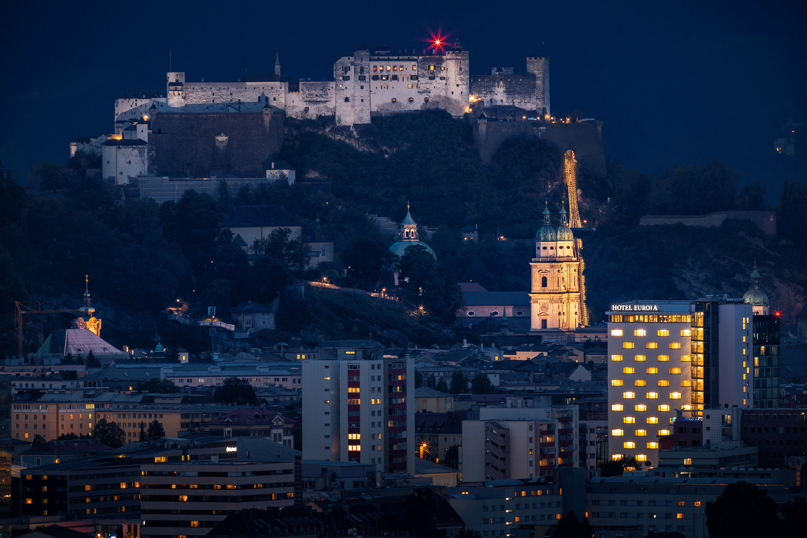 Festung mit Dom davor Hotel Europa