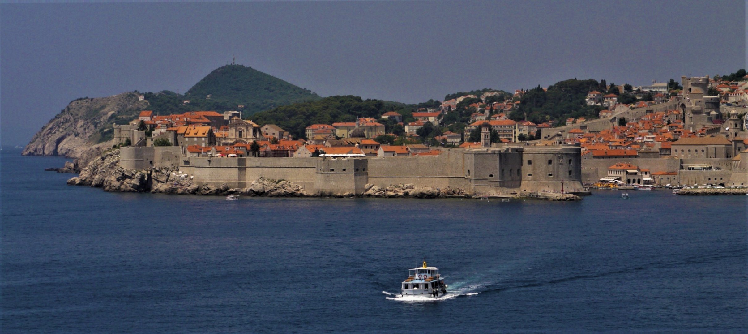 Festung und Altstadt von Dubrovnik von der Seeseite aus