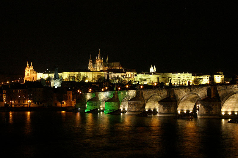 Festung von Prag mit Karlsbrücke im Vordergrund