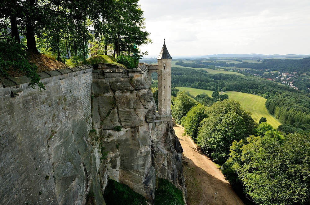 Festungsmauer mit freistehendem, nur durch eine Brücke mit dem Festungsplateau verbundenen...