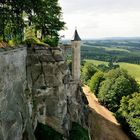 Festungsmauer mit freistehendem, nur durch eine Brücke mit dem Festungsplateau verbundenen...