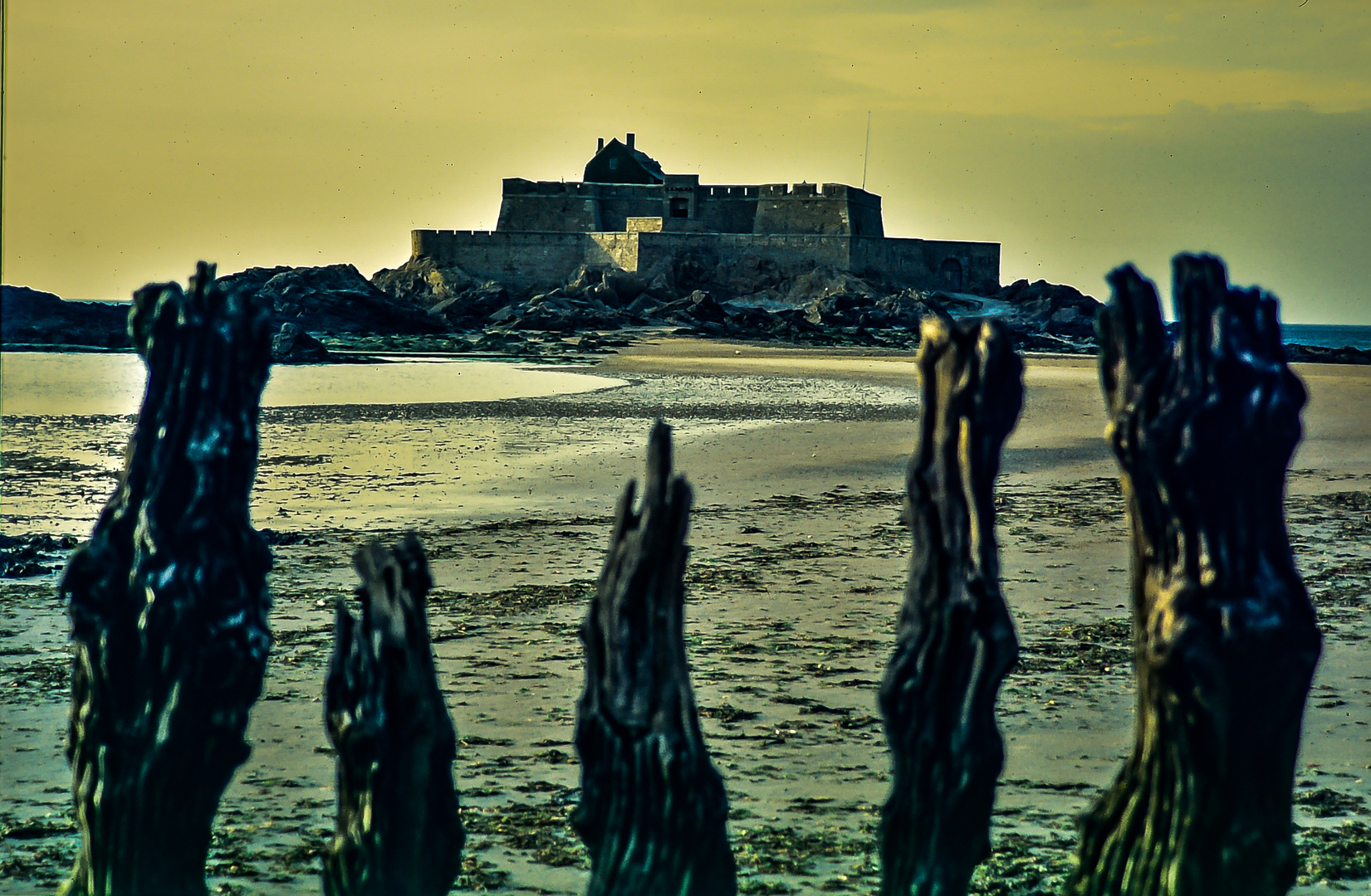 Festungsruine am Strand.        ..120_1651