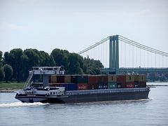 Fette Fracht auf dem Rhein