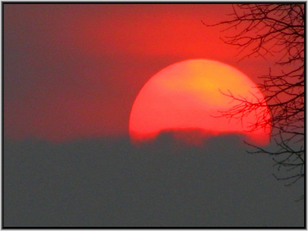 Fette Sonne im Untergang