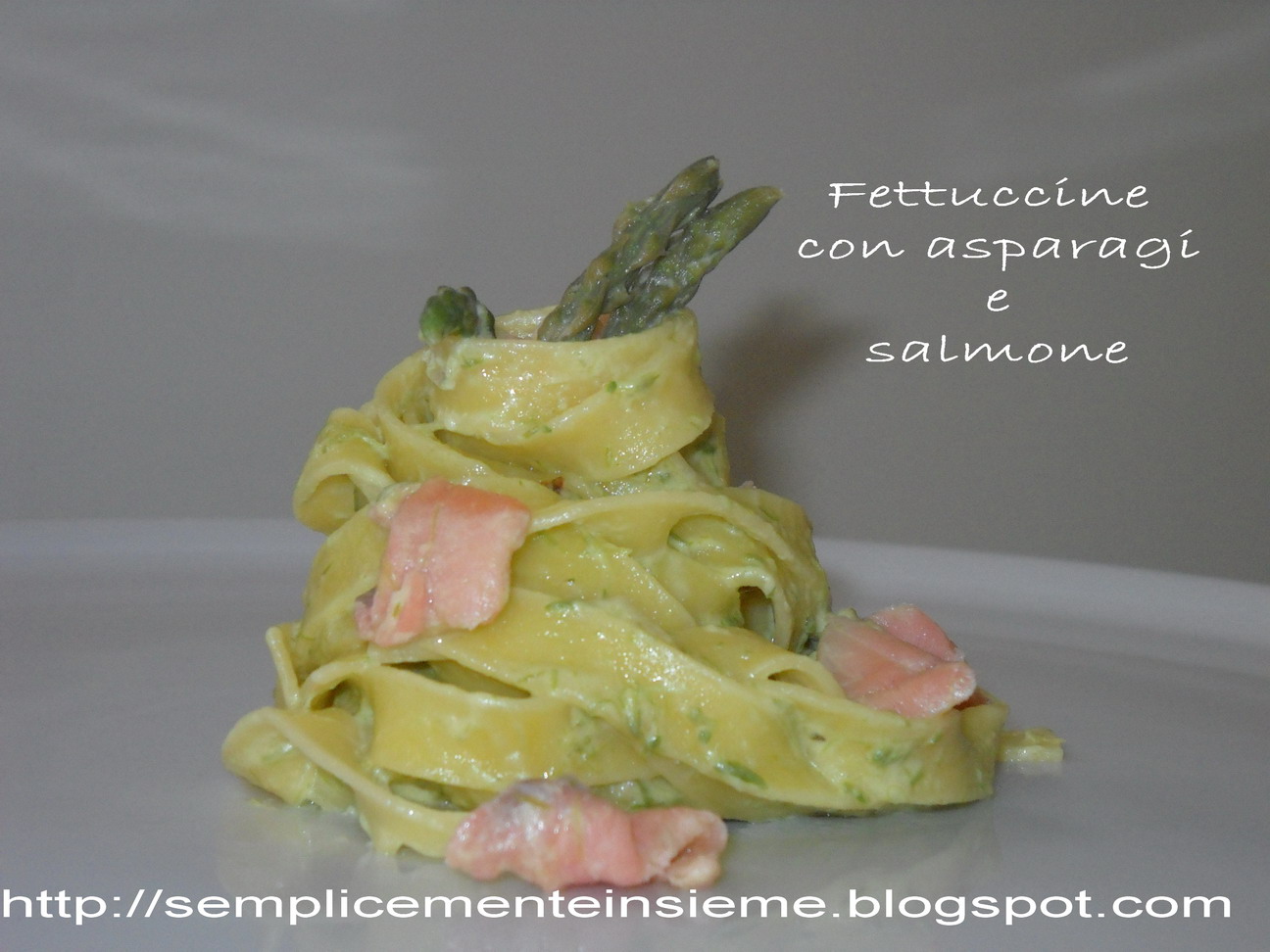 Fettuccine con asparagi e salmone