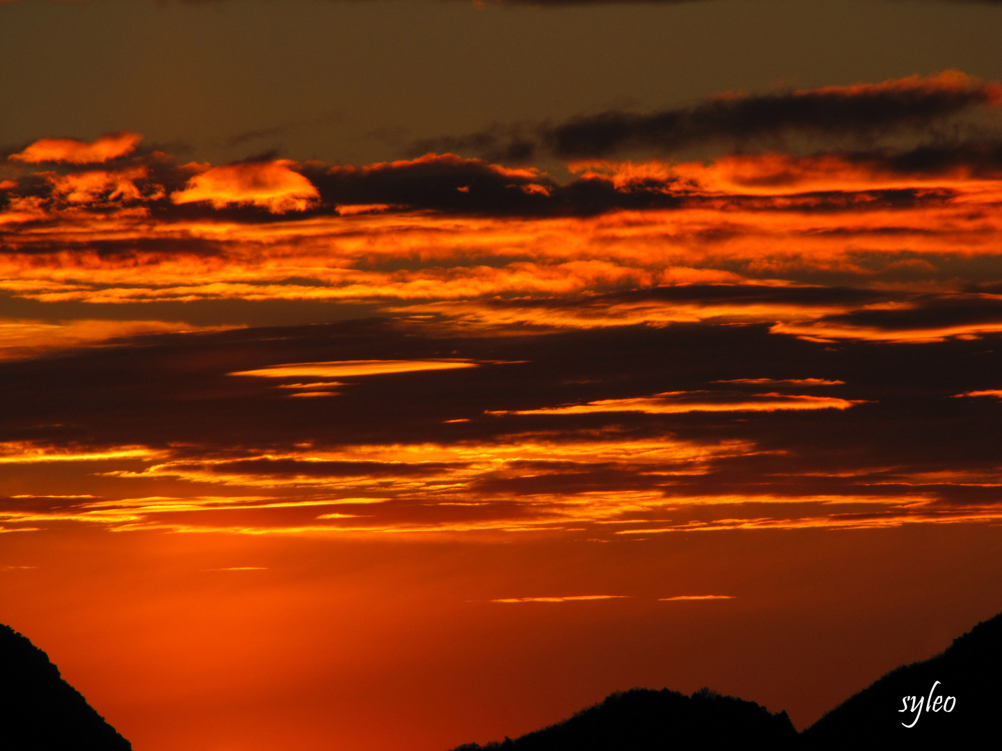 feu dans le ciel,berre les alpes