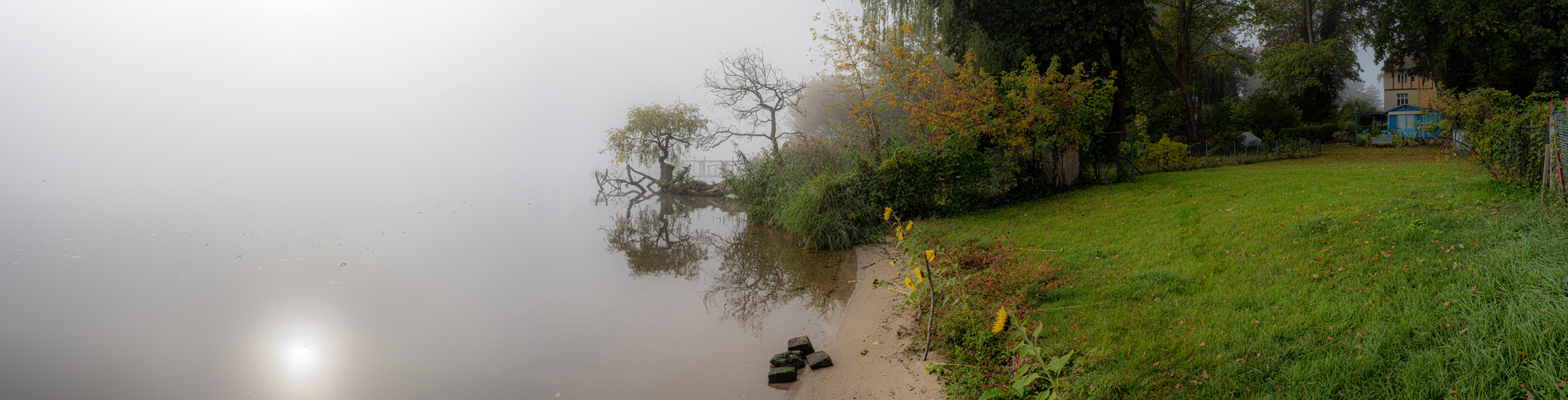 Feuchter kalter Herbstnebel kriecht das Ufer hinauf.